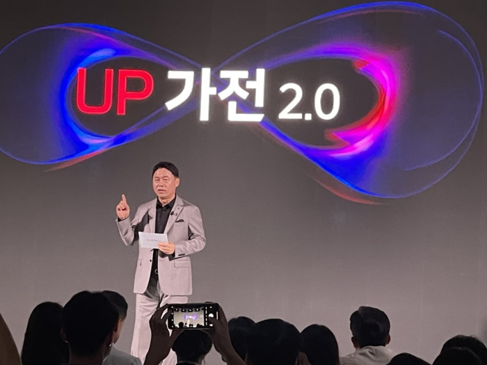 LG　home　appliance　and　air　solutions　division　chief　Ryu　Jae-chul　unveils　a　new　set　of　upgradable　home　appliances,　'LG　UP　Appliances　2.0'