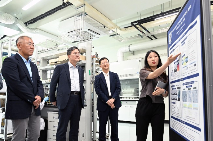 Hyundai　Motor　Group　Chairman　Chung　Euisun　(from　left),　President　of　Seoul　National　University　Ryu　Hong-Lim,　and　the　leader　of　the　Joint　Battery　Research　Center　Choi　Jang-wook　(Courtesy　of　Hyundai　Motor　Group)