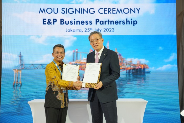 Pertamina Hulu Energi CEO Wiko Migantoro (left), POSCO International CEO Jeong Tak