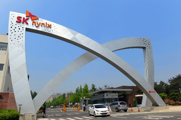 The　main　gate　of　SK　Hynix　Icheon　campus　(Courtesy　of　SK　Hynix)