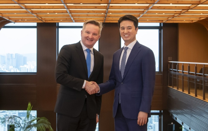 Australia’s Climate Change and Energy Minister Chris Bowen (left) and SK E&S CEO Choo Hyeongwook shake hands on July 25, 2023, at SK E&S’ headquarters in Seoul (Courtesy of SK E&S)
