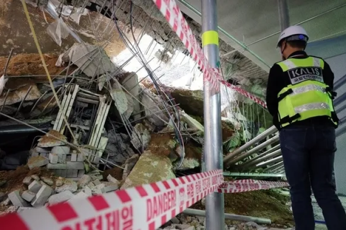 Parking　lot　collapse　at　GS　E&C's　new　apartment　building　in　Incheon　on　April　29,　2023　(Courtesy　of　Yonhap　News))