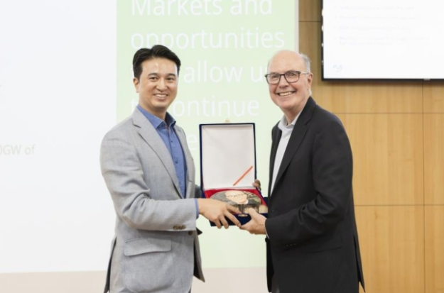 CEO of SK E&S Choo Hyung-Wook (left) and CEO of Plug Power Andy Marsh