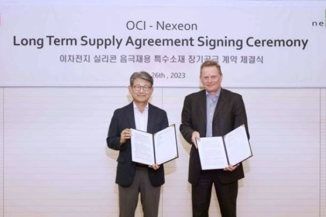OCI President Kim Yoo-Shin (left) and CEO of Nexeon Scott Brown