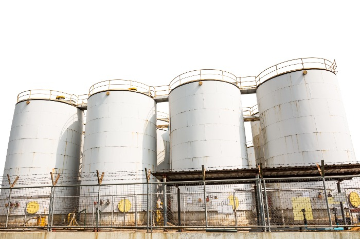 Oil　storage　tanks　(Courtesy　of　Getty　Images)