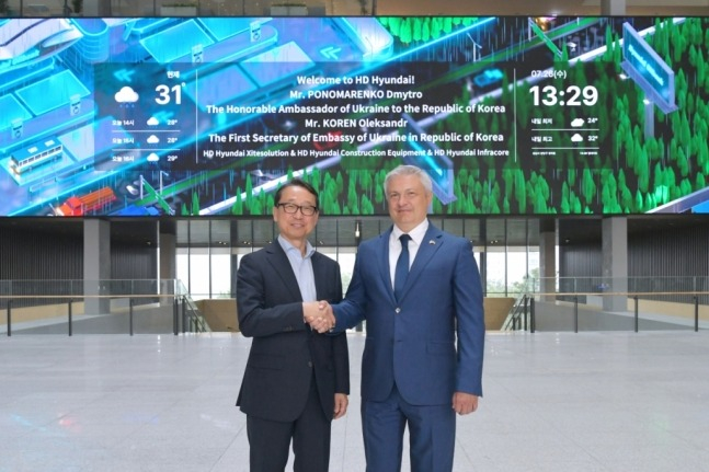 HD Hyundai XiteSolution's CEO Cho Young-Cheul (left) and Dmytro Ponomarenko, the Ukrainian Ambassador to S.Korea
