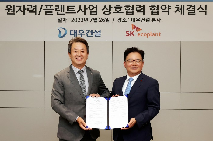 CEO　of　Daewoo　E&C　Baek　Jung-wan　(left)　and　CEO　of　SK　Ecoplant　Park　Kyung-il
