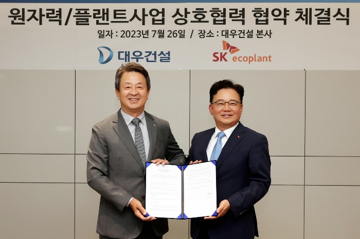 CEO of Daewoo E&C Baek Jung-wan (left) and CEO of SK Ecoplant Park Kyung-il