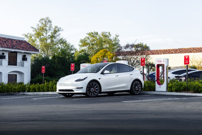 Tesla　runs　around　20,000　superchargers　across　the　US