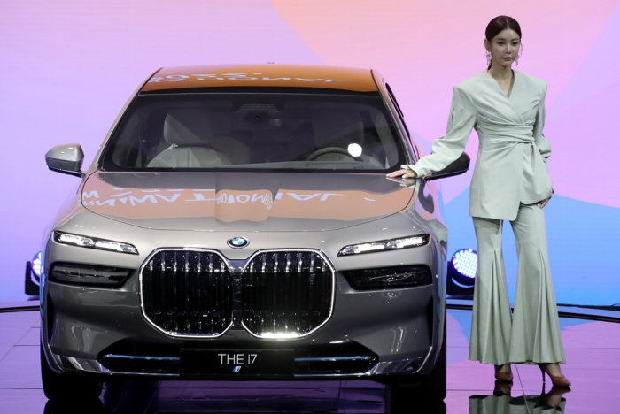 The　BMW　i7,　an　all-electric　luxury　sedan　equipped　with　Samsung　SDI’s　P5　batteries　(File　photo,　courtesy　of　News1)