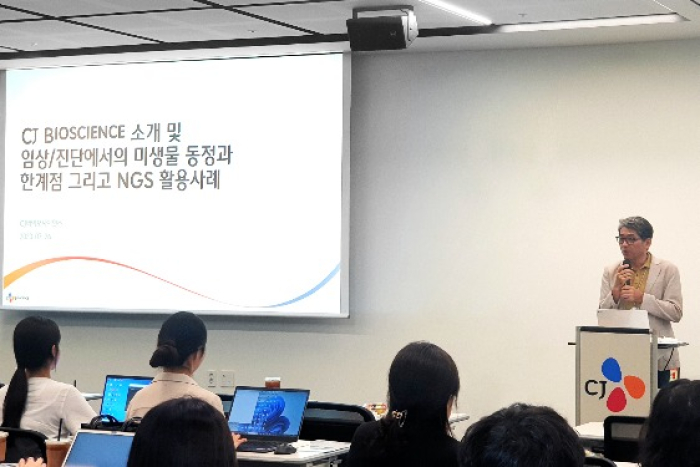 CEO　of　CJ　Bioscience　Chun　Jong-Sik　(right)　speaks　at　the　company's　workshop 