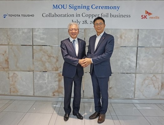 Toyota Tsusho President & CEO Ichiro Kashitani (left) and SKC CEO & President Park Woncheol shake hands on July 28, 2023, at Toyota Tsusho’s headquarters in Nagoya, Japan, after signing an MOU on a US joint copper foil factory (Courtesy of SKC)