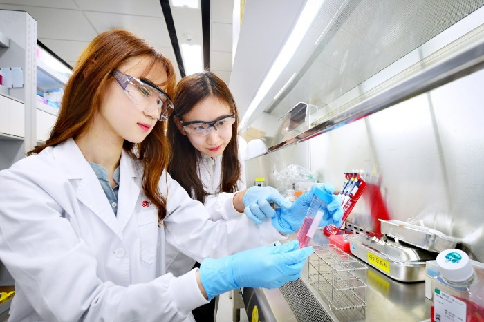 Researchers of LG Chem R&D center (Courtesy of LG Chem)