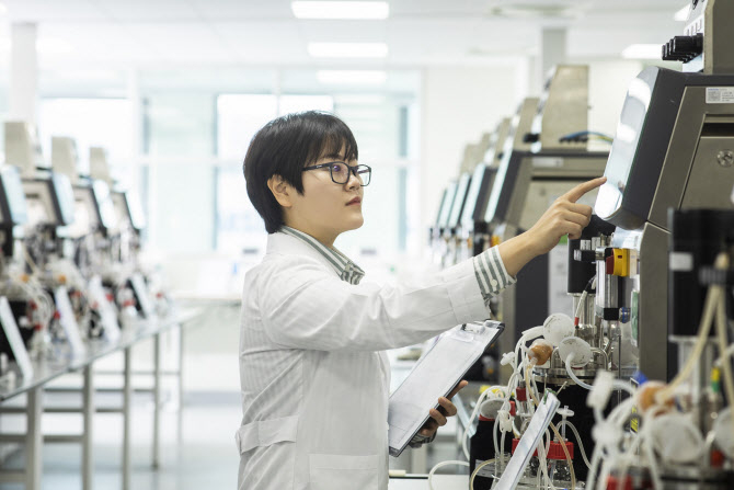 Researcher　at　Samsung　Bioepis'　laboratory　(Courtesy　of　Samsung)