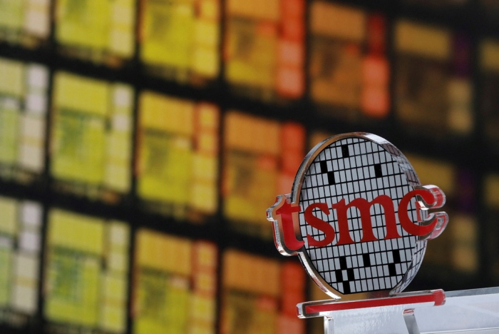 A　logo　of　TSMC　seen　at　its　headquarters　in　Hsinchu,　Taiwan　August　31,　2018　(File　photo,　courtesy　of　Reuters,　Yonhap)