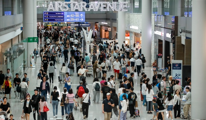 Duty　free　shops　at　an　Incheon　International　Airport　departure　terminal　on　August　2