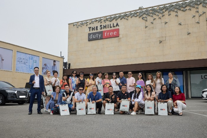 Heads　of　Vietnam　travel　agencies　pose　in　front　of　Shilla　Duty　Free　store　in　Seoul　in　2022