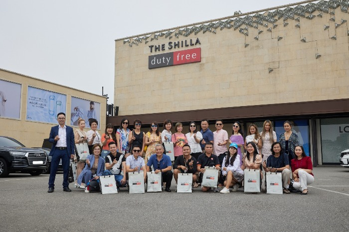 Heads of Vietnam travel agencies pose in front of Shilla Duty Free store in Seoul in 2022