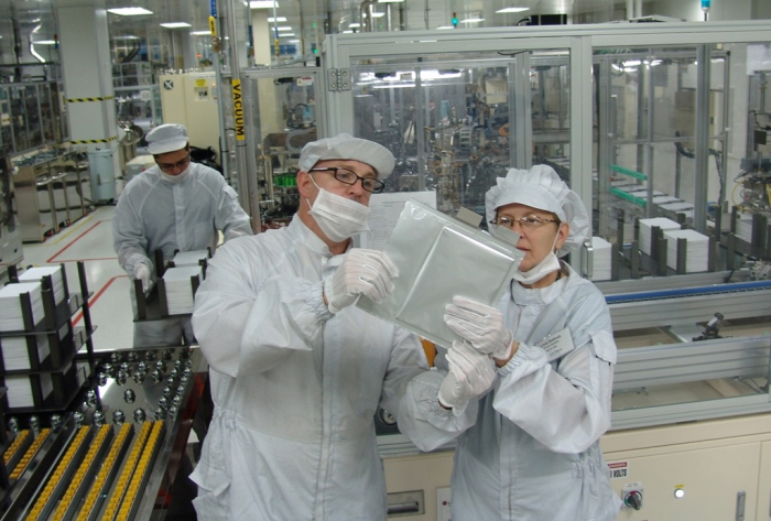 Employees　at　LG　Energy’s　EV　battery　plant　in　Michigan　check　products　(File　photo,　courtesy　of　LG　Energy)