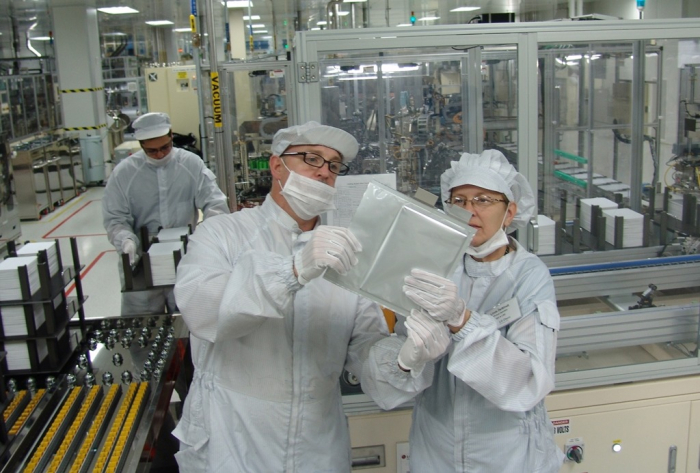 Employees at LG Energy’s EV battery plant in Michigan check products (File photo, courtesy of LG Energy)