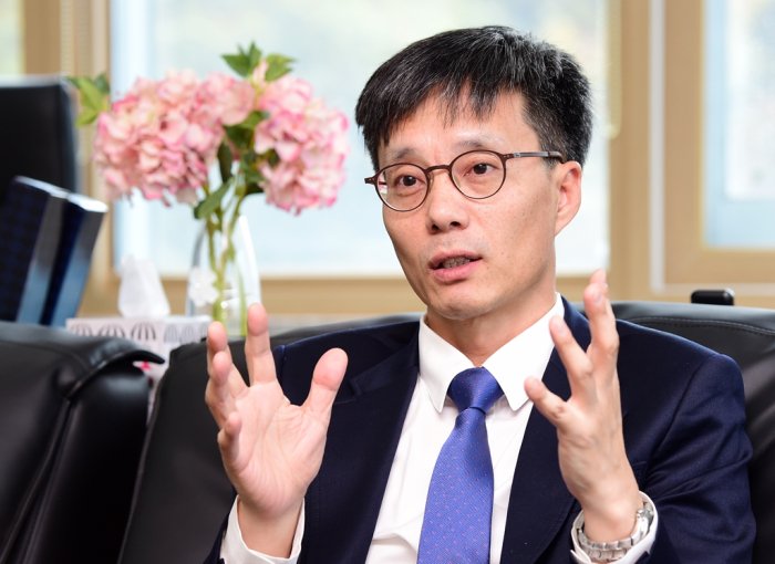 SNU　engineering　professor　Hwang　Cheol-seong　is　a　renowned　Korean　chip　expert