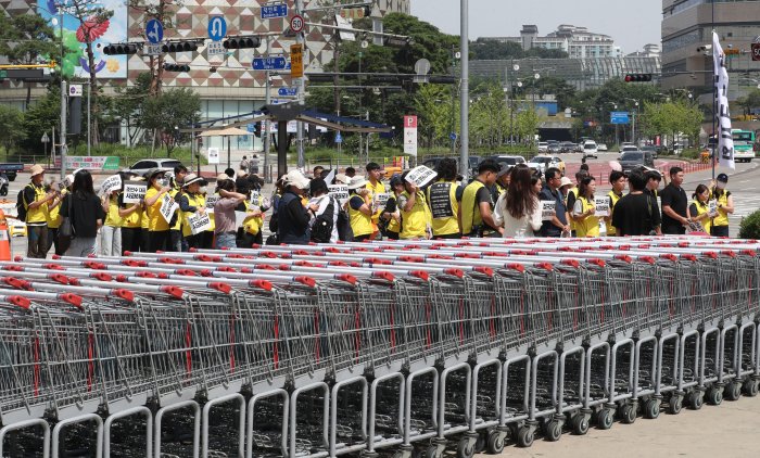Labor　union　members　protest　in　front　of　the　Costco　outlet　in　Gwangmyeong 