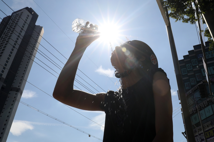 South　Korea　raises　its　hot　weather　warning　to　a　serious　level　as　temperatures　hover　around　35　degrees　Celcius