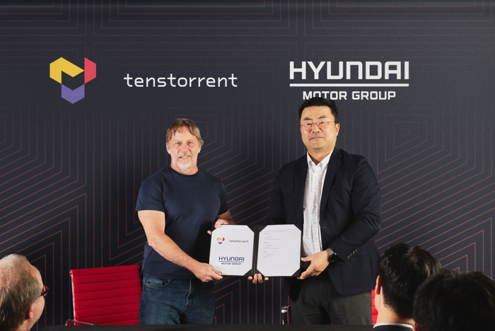 Tenstorrent　CEO　Jim　Keller　(left)　and　Hyundai　Motor　executive　VP　Kim　Heung-soo　agree　to　develop　advanced　chips　for　future　cars