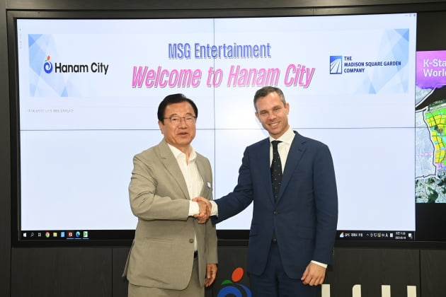 Hanam　Mayor　Lee　Hyun-jae　(left),　The　MSG　Company　Vice　Chairman　David　Stern　(Courtesy　of　Hanam　City)