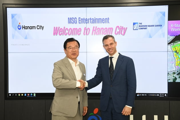 Hanam Mayor Lee Hyun-jae (left), The MSG Company Vice Chairman David Stern (Courtesy of Hanam City)