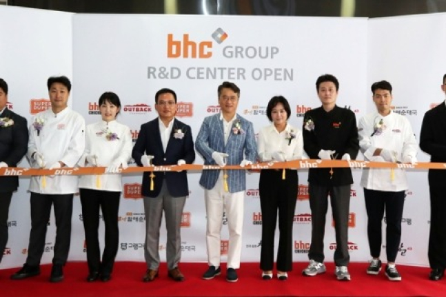 bhc　Chairman　Park　Hyeon-jong　(center) 
