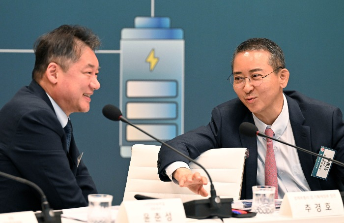 LG Energy Solution CEO Kwon Young Soo (right), LX International CEO Yoon Choon-sung