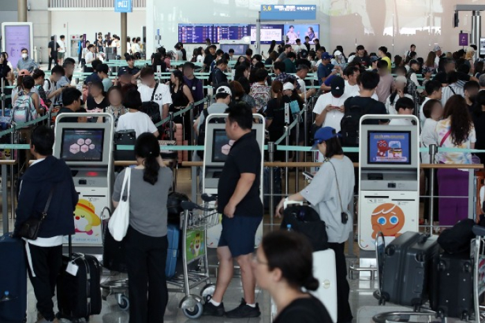 Incheon　International　Airport's　departure　floor　crowded　with　passengers　(Courtesy　of　News1　Korea)
