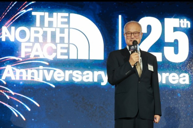Kihak　Sung,　chairman　of　Youngone　Corp.,　speaks　at　an　event　to　celebrate　The　North　Face's　25th　anniversary　in　Korea　in　2022　(Courtesy　of　Youngone)