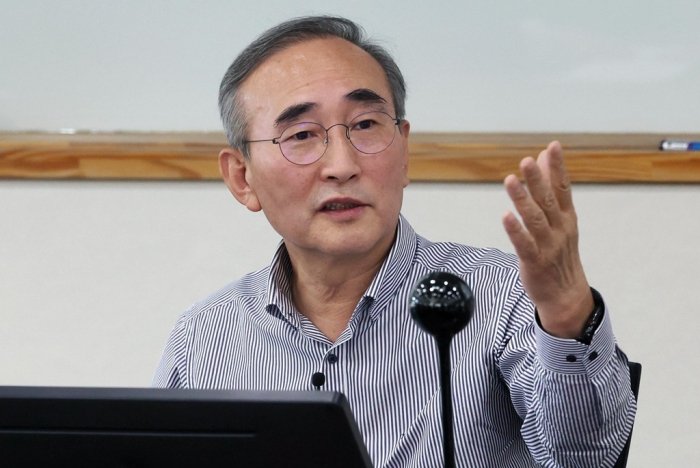 KT　CEO　nominee　Kim　Young-shub,　former　head　of　LG　CNS　Co.,　lectures　at　Korea　University　on　May　27,　2022　(File　photo)