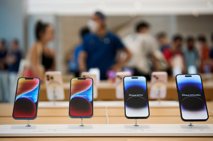 Apple's　iPhone　14　smartphones　on　display