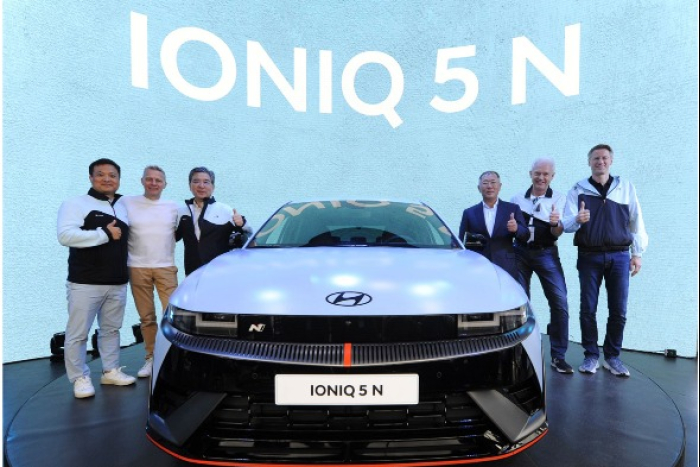 Chairman　Chung　Euisun　(third　from　right)　poses　for　a　photo　during　the　world　premiere　of　IONIQ　5　N　(Courtesy　of　Hyundai　Motor) 