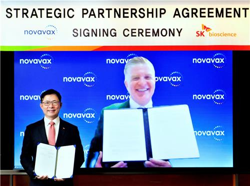 SK　Bioscience　CEO　Ahn　Jae-yong　(left)　and　Novavax　CEO　John　C.　Jacobs　pose　for　a　photo　after　signing　a　strategic　partnership　agreement
