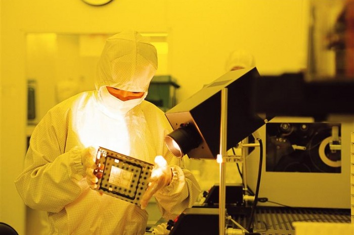 A　researcher　in　a　Samsung　Electronics　chip　cleaning　room