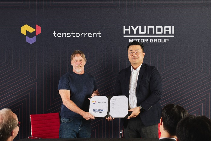 Tenstorrent　CEO　Jim　Keller　(left)　and　Hyundai　Motor　executive　VP　Kim　Heung-soo　agree　to　develop　advanced　chips　for　future　cars　on　Aug.　3,　2023