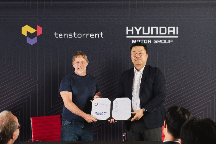 Tenstorrent CEO Jim Keller (left) and Hyundai Motor executive VP Kim Heung-soo agree to develop advanced chips for future cars on Aug. 3, 2023