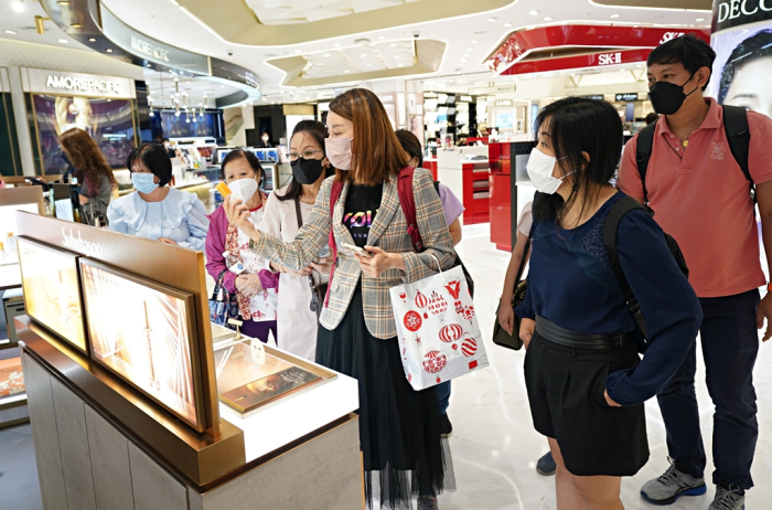Foreign　tourists　at　Lotte　Duty　Free　in　central　Seoul
