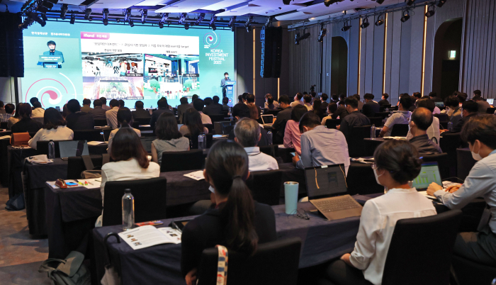 Participants　at　an　investment　forum　hosted　by　The　Korea　Economic　Daily　in　2022