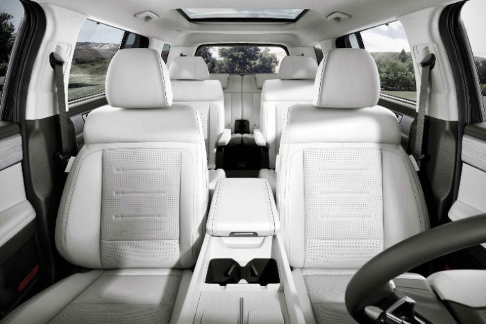 The　new　Santa　Fe　interior　with　three　rows　(Courtesy　of　Hyundai　Motor)