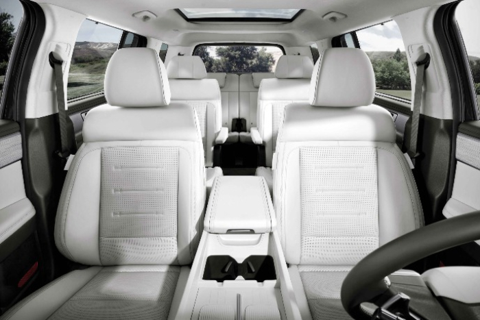 The new Santa Fe interior with three rows (Courtesy of Hyundai Motor)