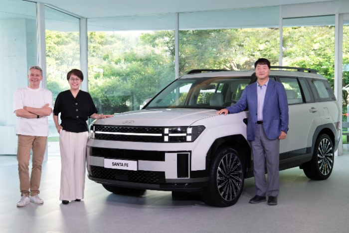 The all-new Santa Fe with Hyundai Motor employees (Courtesy of Hyundai Motor)