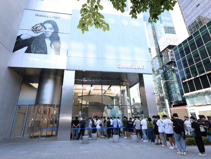 Korean　shoppers　looking　to　buy　the　latest　Galaxy　Z　Fold5　and　Flip5　smartphones　queue　in　front　of　a　Samsung　sales　outlet　in　Seoul