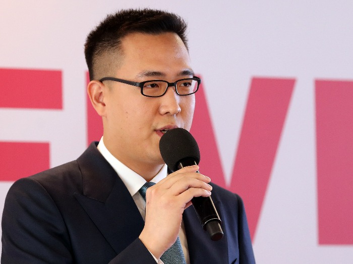 Kim　Dong-seon,　Hanwha　Group　Chairman　Kim　Seung-youn's　third　son,　is　leading　the　bid　for　Fly　Gangwon　as　strategy　head　of　Hanwha　Galleria