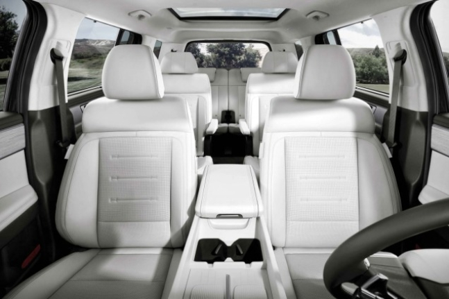 The interior of the fifth-generation Santa Fe