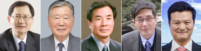 Business　leaders　granted　a　presidential　pardon.　(From　left)　Kumho's　Park　Chan-koo,　Booyoung's　Lee　Joong-keun,　Chon　Kun　Dang's　Rhee　Jang-han　and　Taekwang's　Lee　Ho-jin